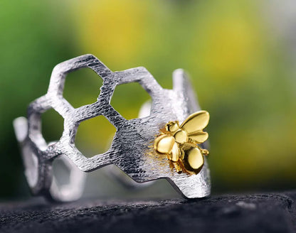 Adjustable honeycomb ring with 18k gilding - Leah | Silber and gold