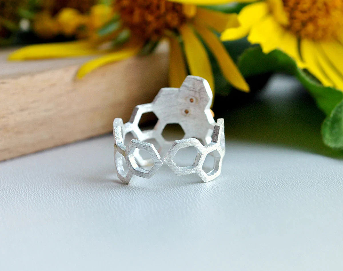 Adjustable honeycomb ring with 18k gilding - Leah | Silber and gold
